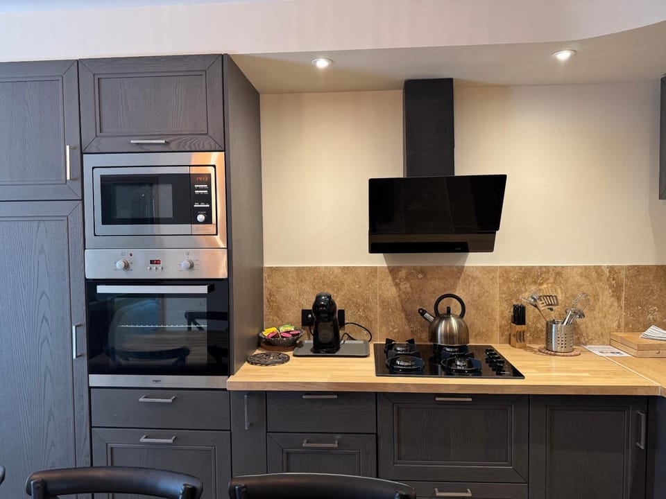 Coffee/tea facilities, Kitchen or kitchenette, oven, stove, kitchen