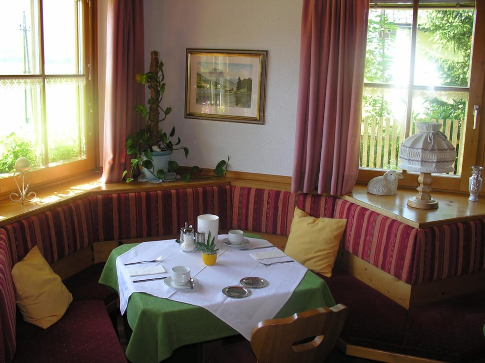 Restaurant/places to eat, Buffet breakfast