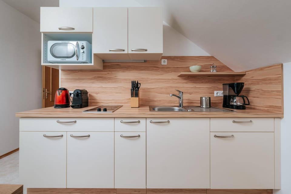 Coffee/tea facilities, Kitchen or kitchenette, microwave, kitchen