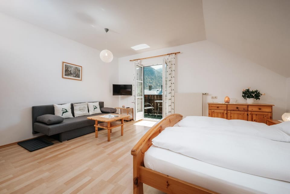 TV and multimedia, Living room, Seating area, Bedroom