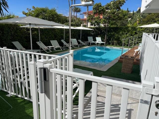 Swimming pool, sunbed