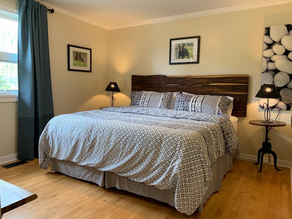 Canadian Rockies Inn - Adults only Motel in Columbia-Shuswap A