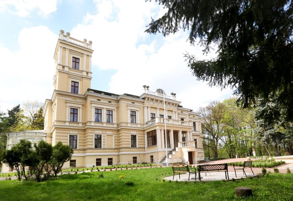 Property building, Day, Garden, Garden view