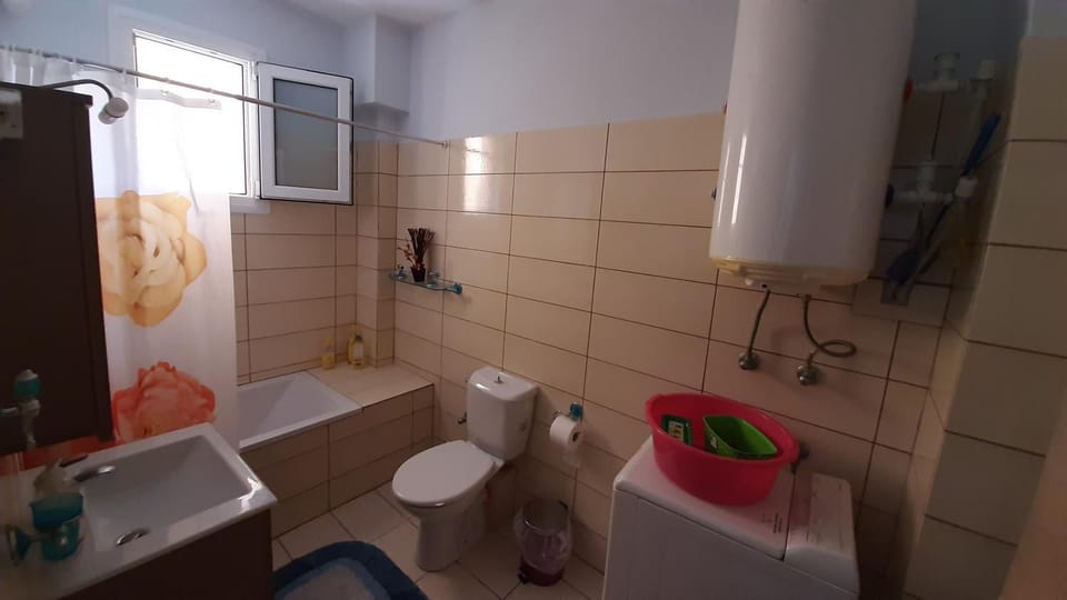 Shower, Toilet, Hot Tub, Bathroom