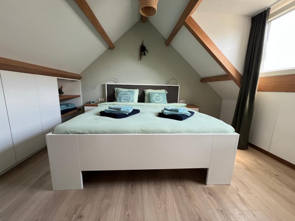 Bed, Bedroom, towels