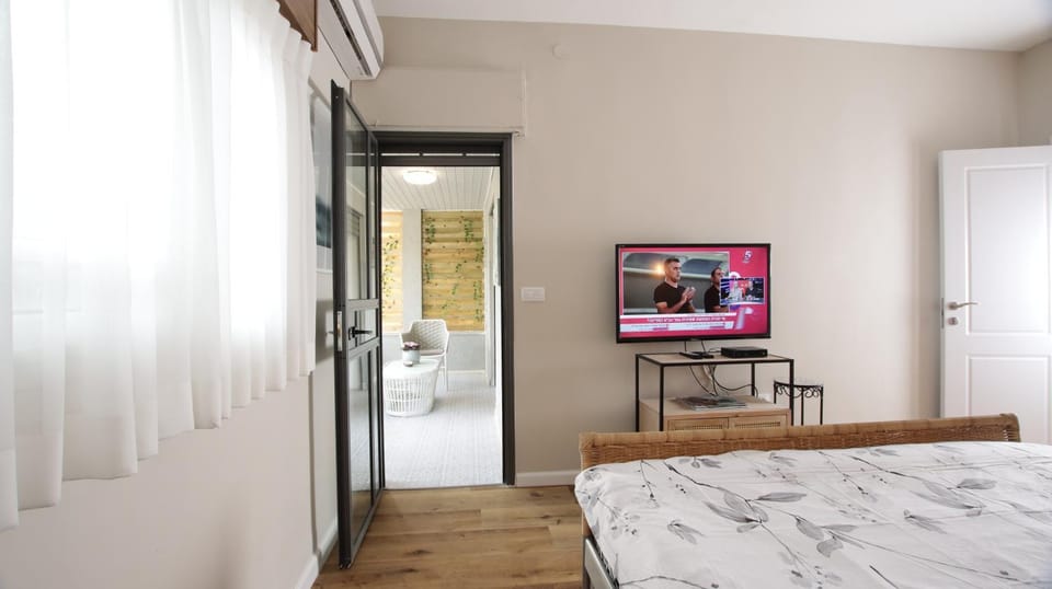 Patio, TV and multimedia, Bedroom