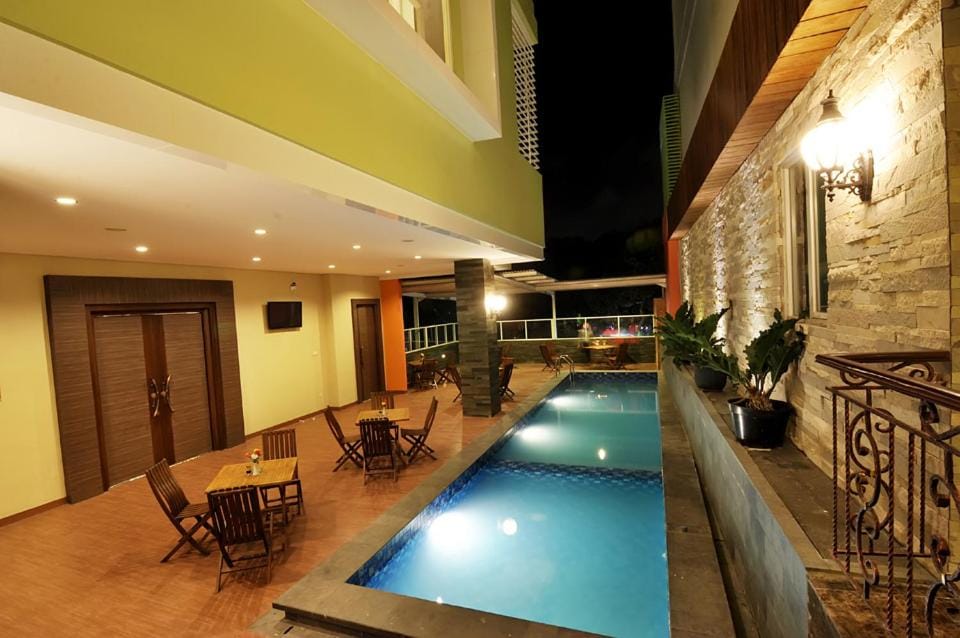 Swimming pool