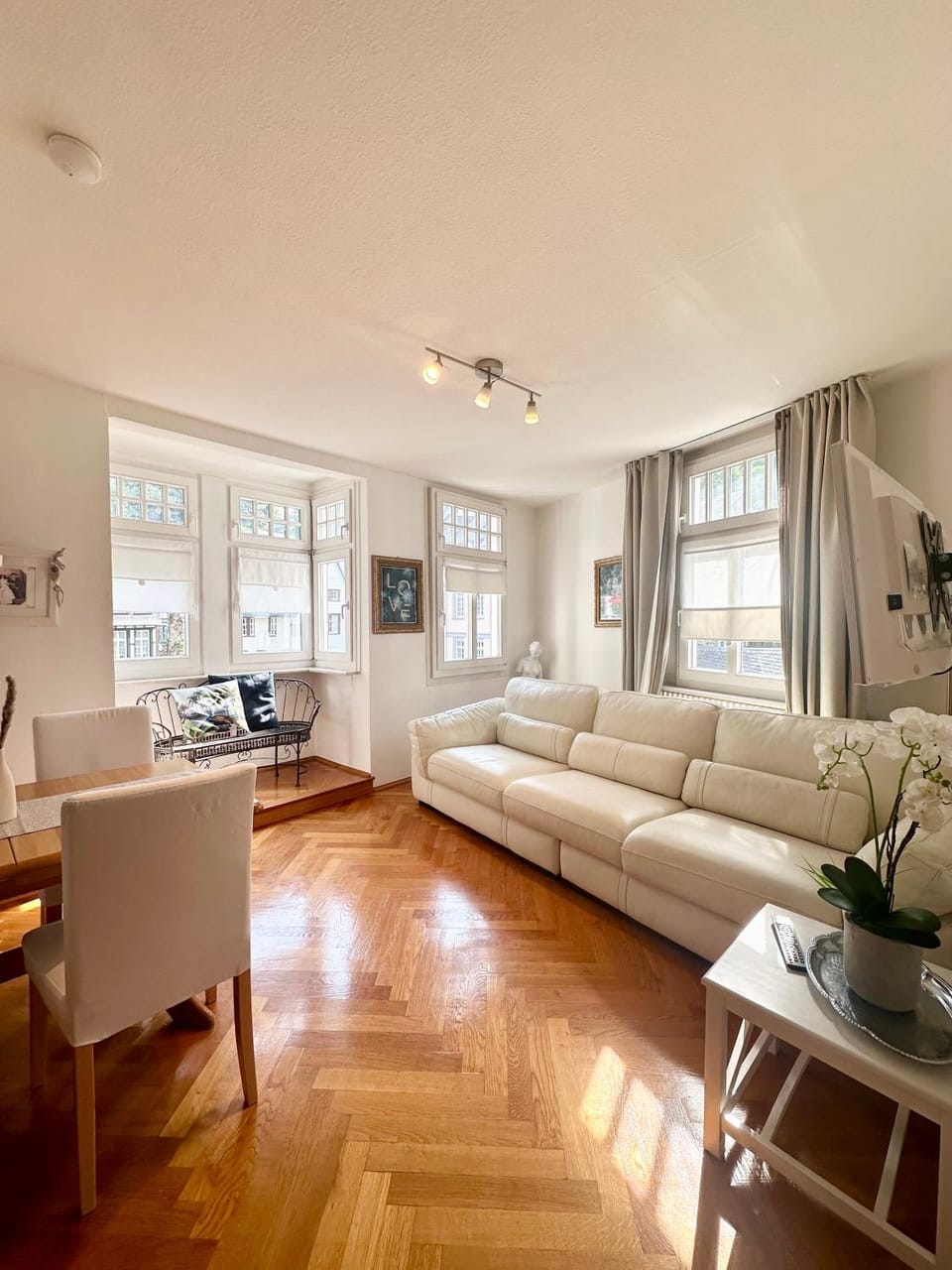 Living room, Dining area