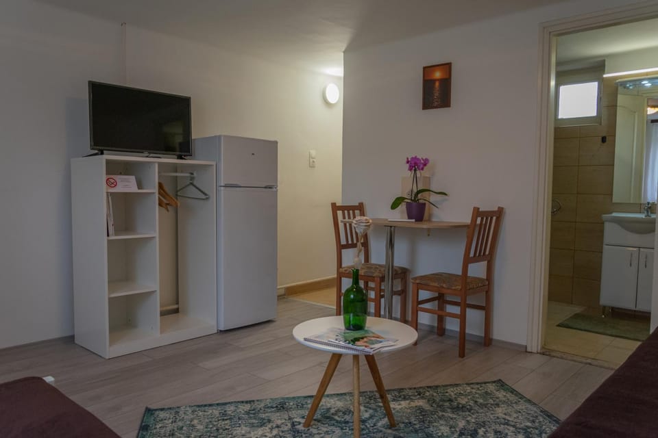 TV and multimedia, Living room, Photo of the whole room, Dining area