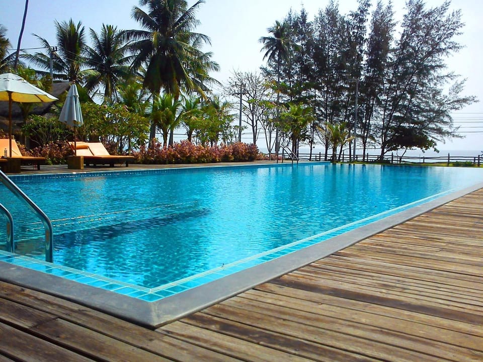 Day, Swimming pool