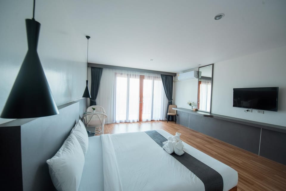 Bed, TV and multimedia, Photo of the whole room, Bedroom