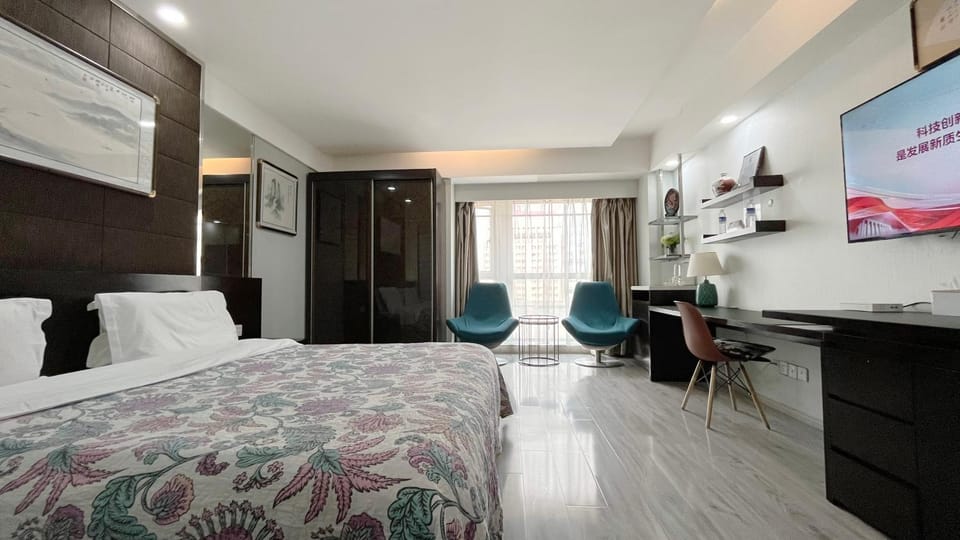 Bed, TV and multimedia, Living room, Photo of the whole room, Seating area, Bedroom, wardrobe
