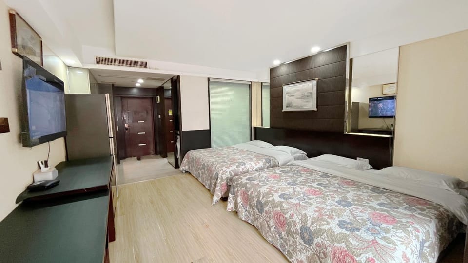 Bed, TV and multimedia, Photo of the whole room, Bedroom