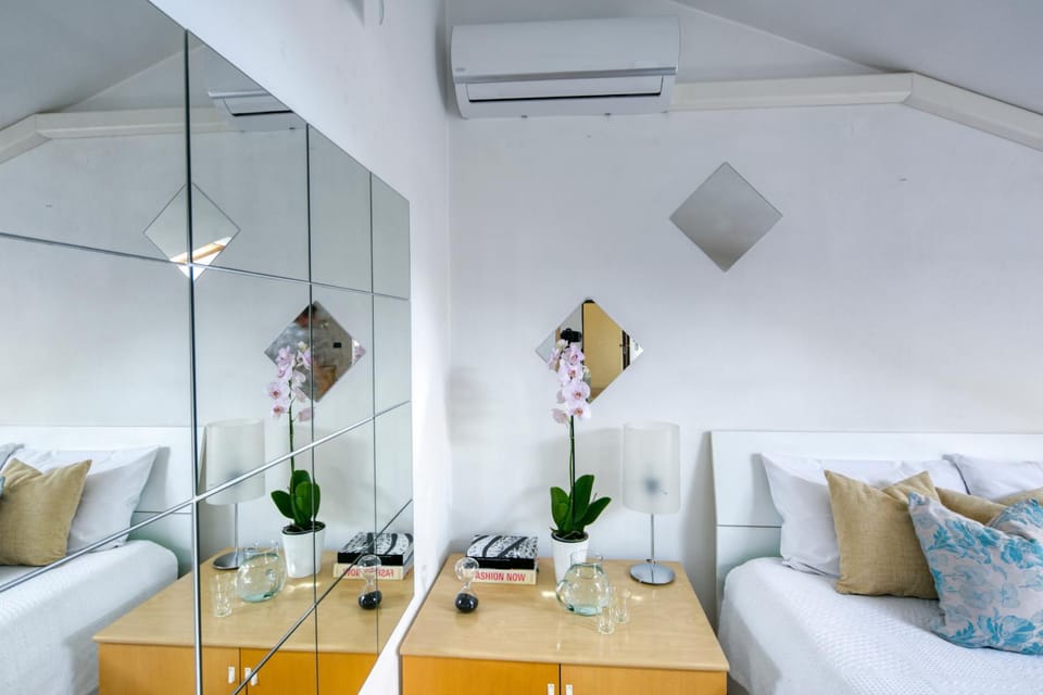 Living room, Seating area, air conditioner