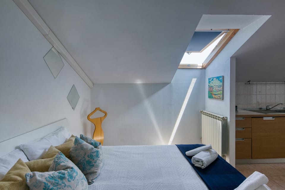 Bed, Kitchen or kitchenette, Photo of the whole room, Bedroom, towels