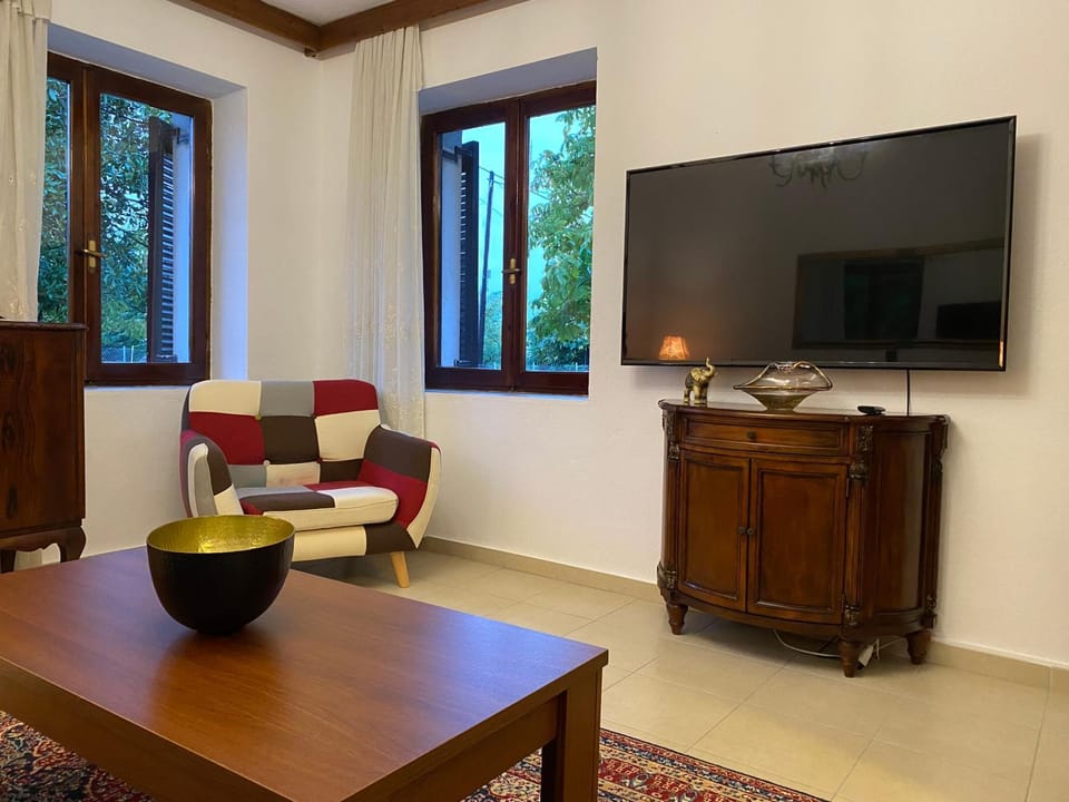TV and multimedia, Living room, Seating area, Internal: Not applicable to any particular room