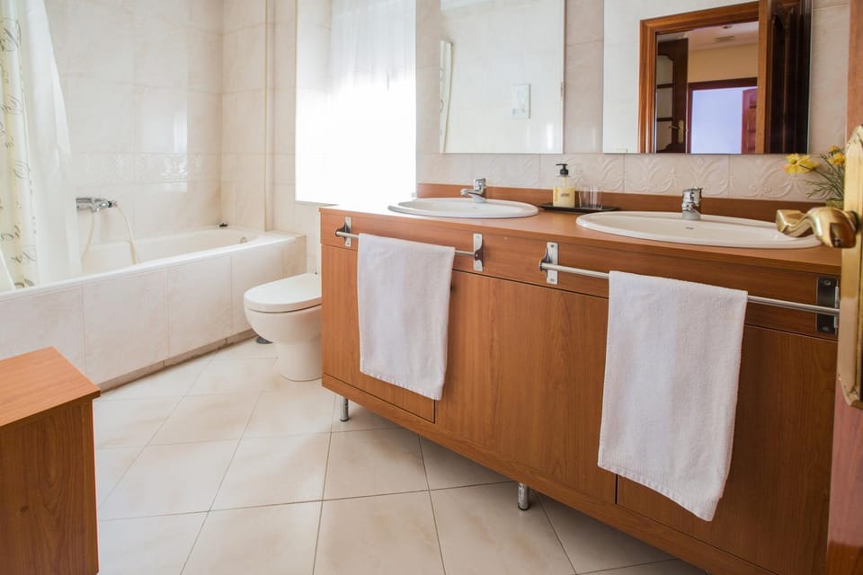 Shower, Toilet, Bathroom, Bath, towels