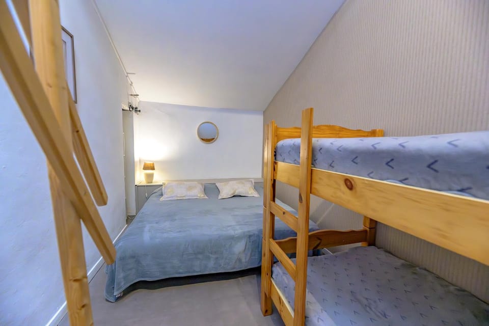 Bed, Photo of the whole room, Bedroom, bunk bed