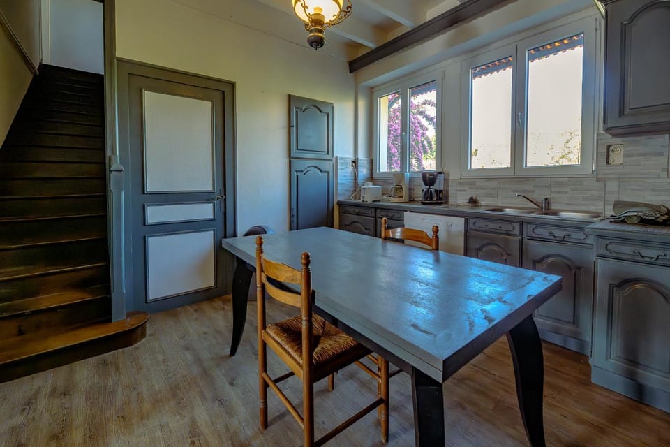 Kitchen or kitchenette, Dining area, stove