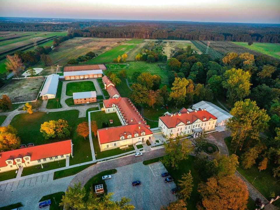 Restaurant/places to eat, Bird's eye view, Children play ground, Garden, Table tennis, Banquet/Function facilities, Tennis court, Kids's club, Swimming pool, Facility for disabled guests