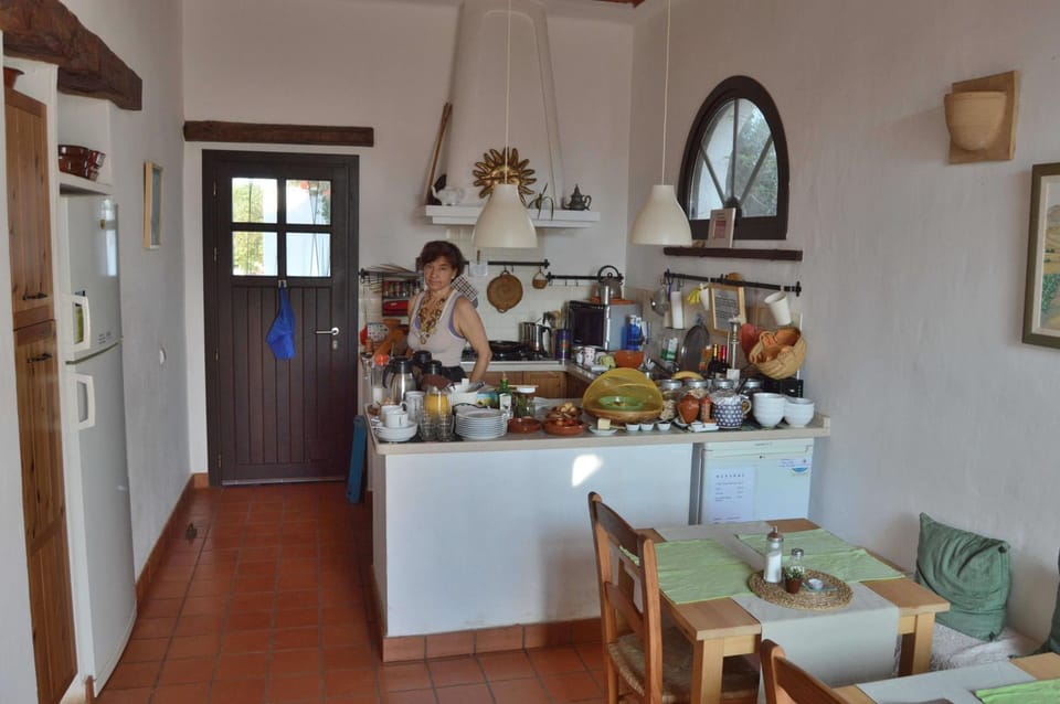 Kitchen or kitchenette, Dining area, Continental breakfast, Buffet breakfast