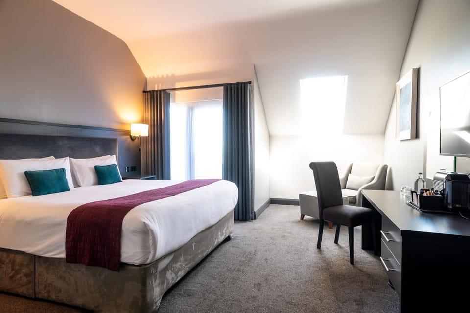 Bed, Photo of the whole room, Seating area, Bedroom