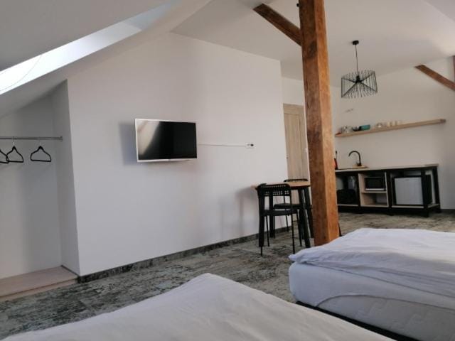 Bed, TV and multimedia, Photo of the whole room, Bedroom