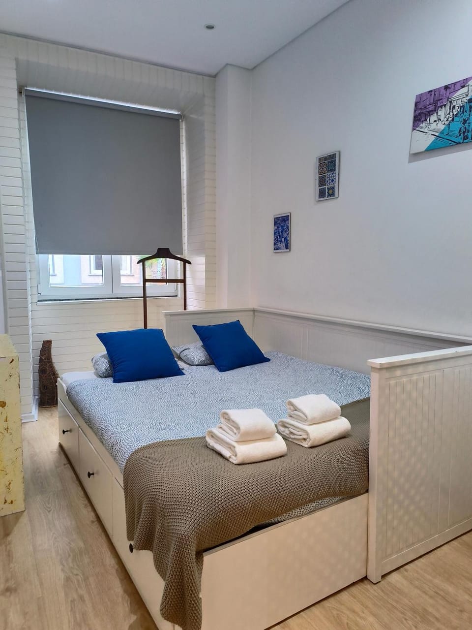 Photo of the whole room, Bedroom, towels