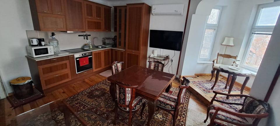 Communal lounge/ TV room, TV and multimedia, Kitchen or kitchenette, Living room, Seating area, Dining area, dishwasher, oven, stove, toaster