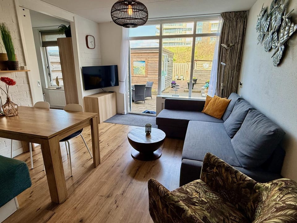 View (from property/room), View (from property/room), Living room, Seating area, Garden view, Inner courtyard view