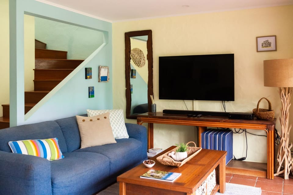 Communal lounge/ TV room, TV and multimedia, Living room, Seating area, Evening entertainment