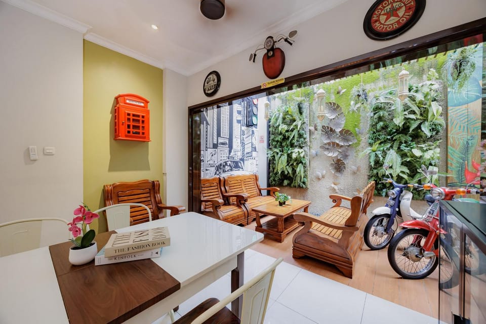 Seating area, Breakfast