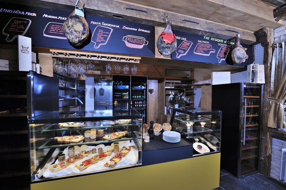 Restaurant/places to eat, Lounge or bar, Banquet/Function facilities, Meeting/conference room