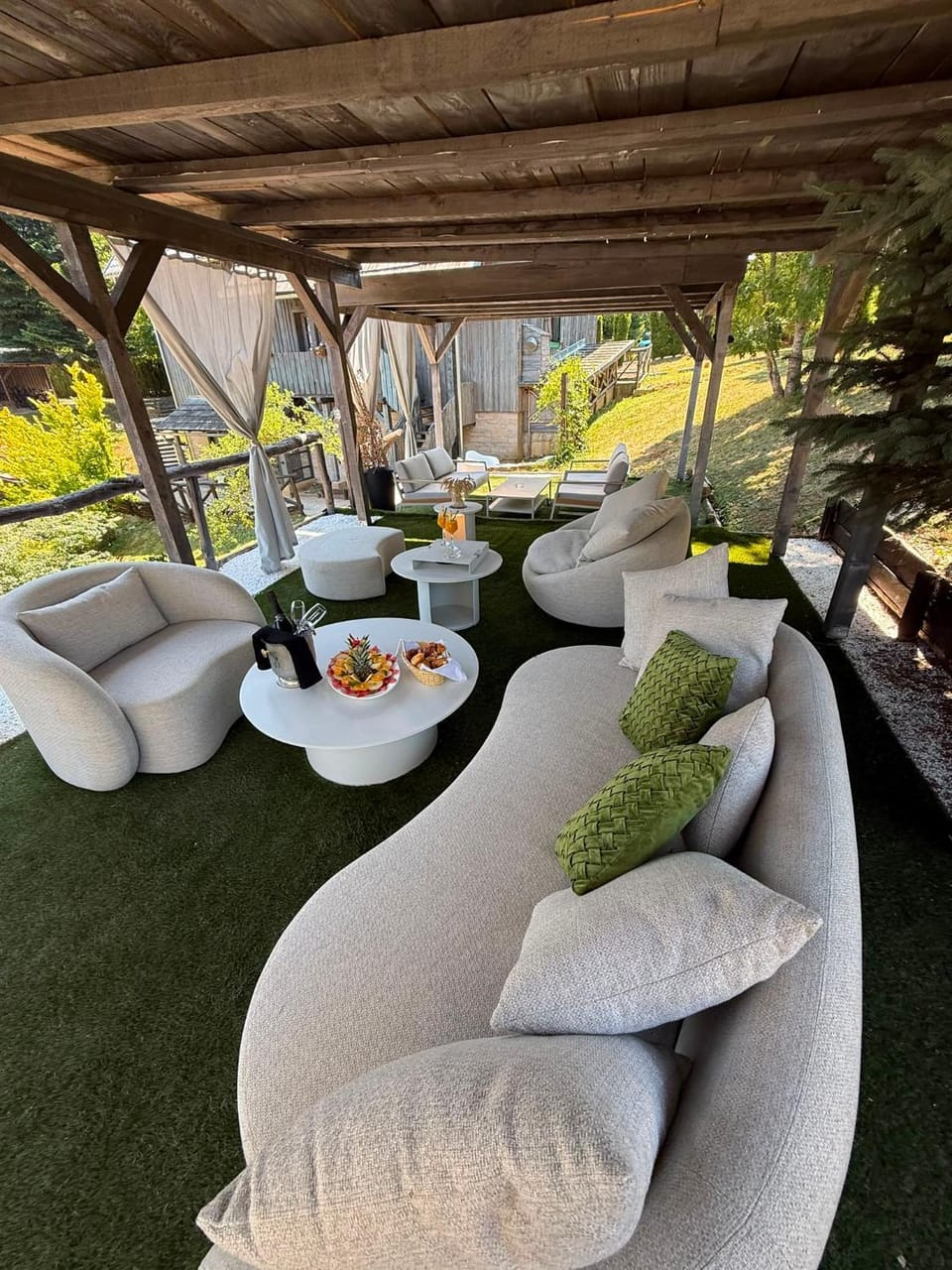Day, Garden, Food and drinks, Seating area, Garden view