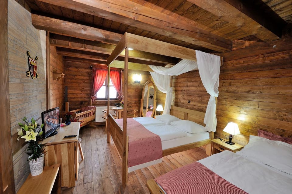 Shower, Toilet, Bed, TV and multimedia, Kitchen or kitchenette, Living room, Seating area, Dining area, Bedroom, Pool view