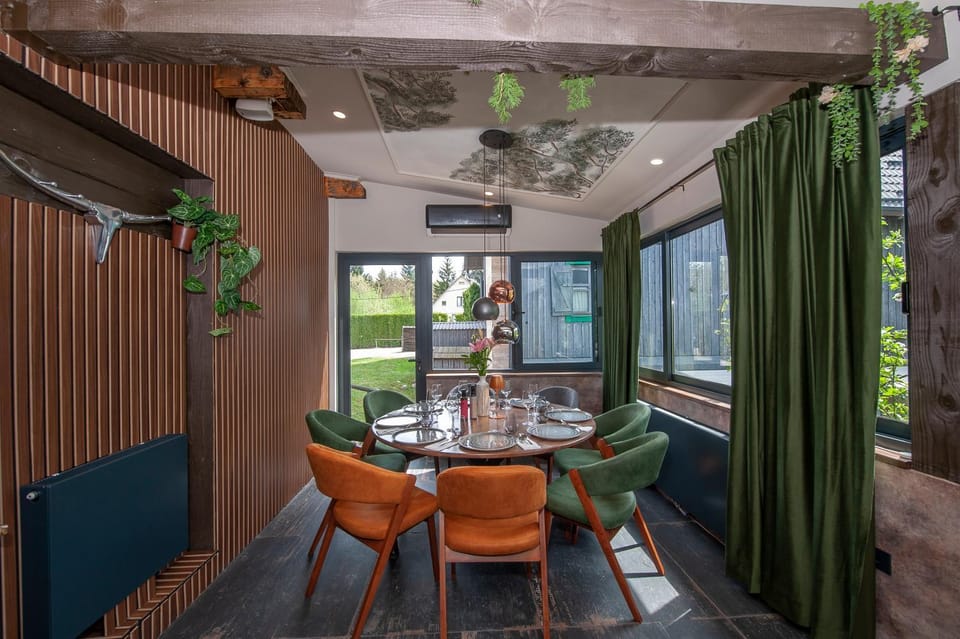 Restaurant/places to eat, Internal: Not applicable to any particular room