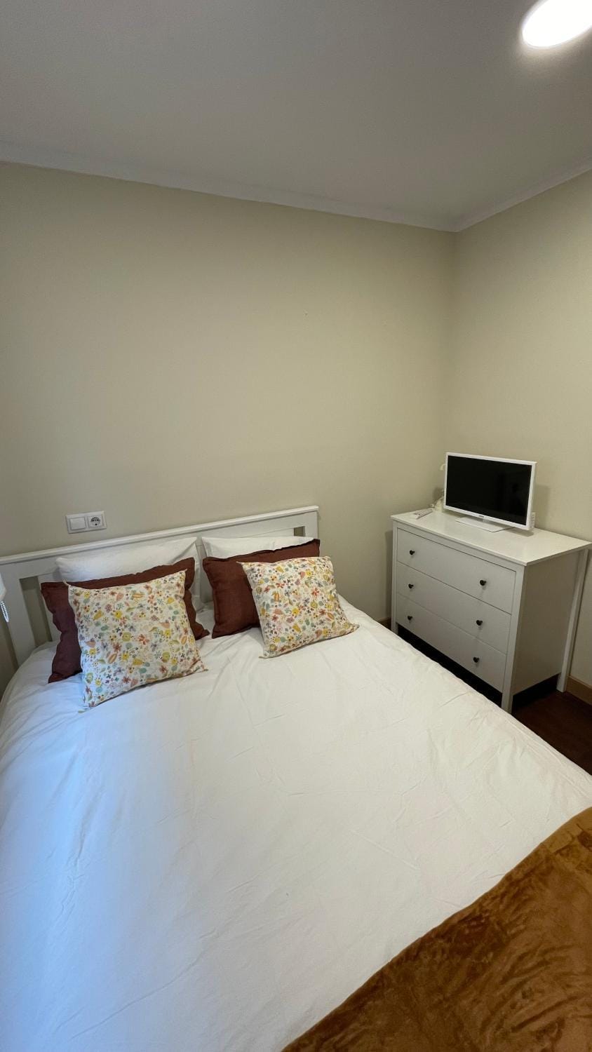 Bed, TV and multimedia, Bedroom