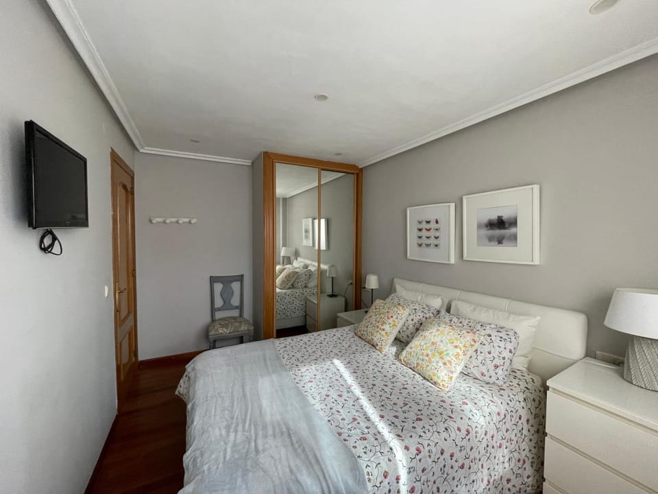Bed, TV and multimedia, Bedroom, wardrobe