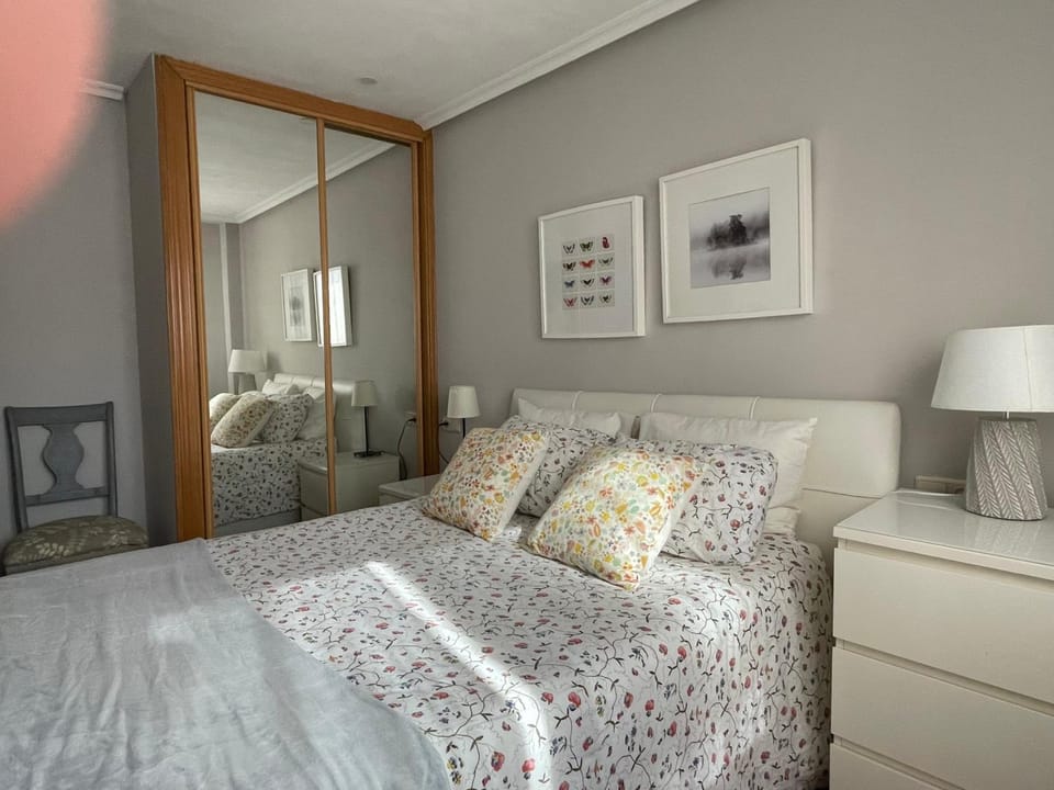 Bed, TV and multimedia, Bedroom, wardrobe