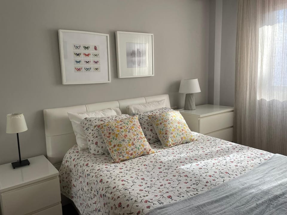 Bed, TV and multimedia, Bedroom, wardrobe