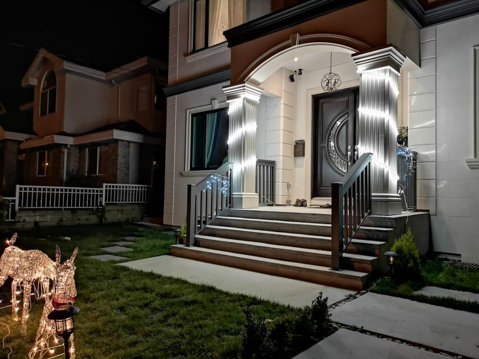 Metropolis MetroTown Area lovely place 2 or 1 bedrooms suite Villa in New Westminster