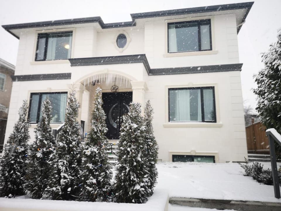 Metropolis MetroTown Area lovely place 2 or 1 bedrooms suite Villa in New Westminster