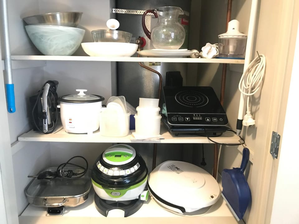 Coffee/tea facilities, Kitchen or kitchenette, stove, toaster