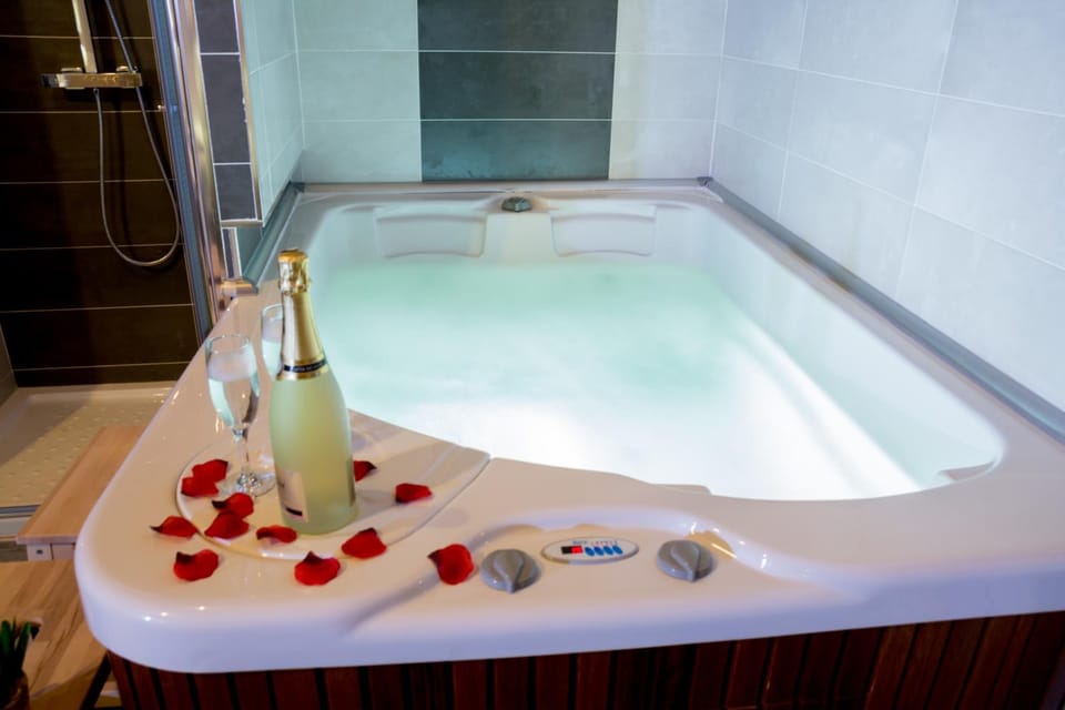 Massage, Sauna, Steam room, Spa and wellness centre/facilities