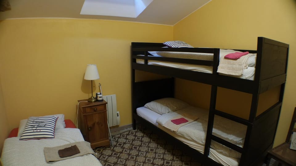 Bed, Photo of the whole room, bunk bed