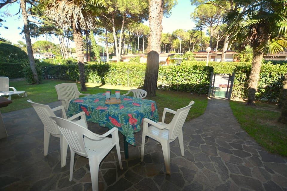 Property building, Garden, Dining area
