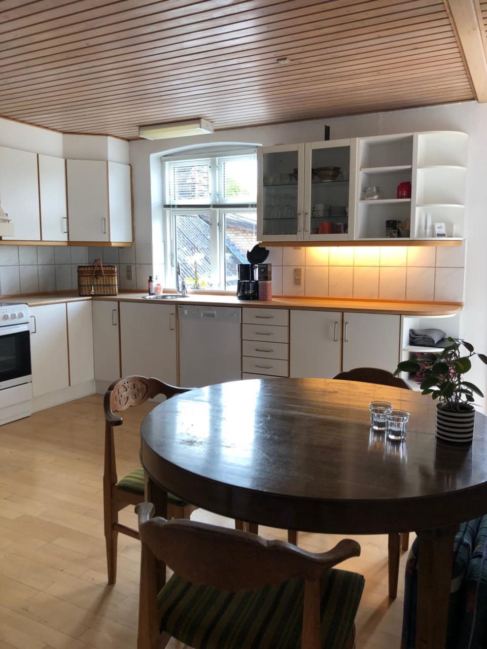 Kitchen or kitchenette, Communal kitchen
