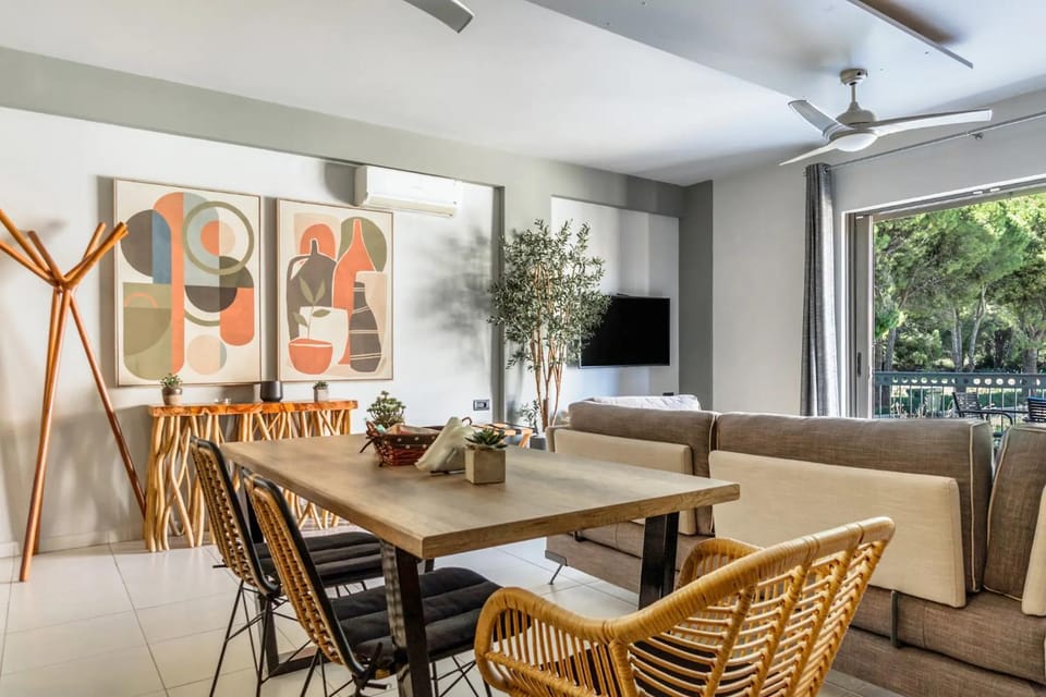 Communal lounge/ TV room, TV and multimedia, Living room, Seating area, Dining area