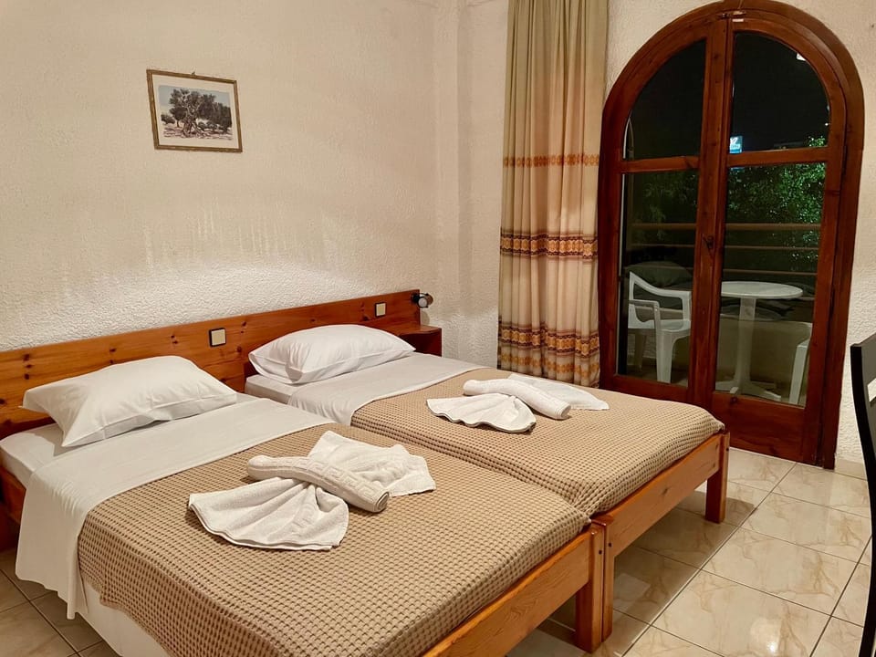 Bed, Bedroom, towels