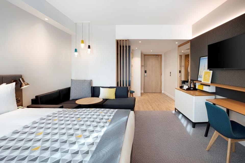 Bed, TV and multimedia, Photo of the whole room, Seating area, hair dresser
